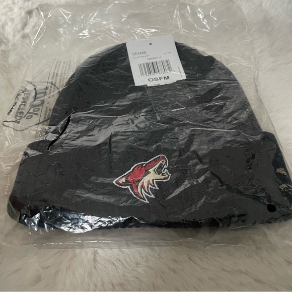 Arizona Coyotes beanie - Picture 2 of 3